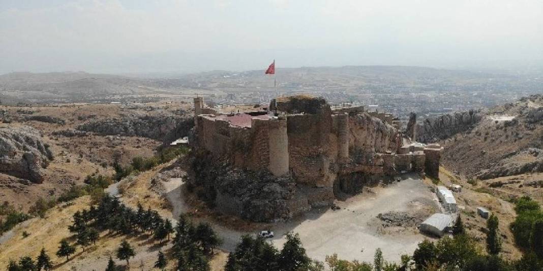 3000 yıldır ayakta duruyor, hikayesi şaşırtıyor! Kar altında eşsiz manzara: Harput Kalesi’nin sütten yapıldığına inanılıyor 4